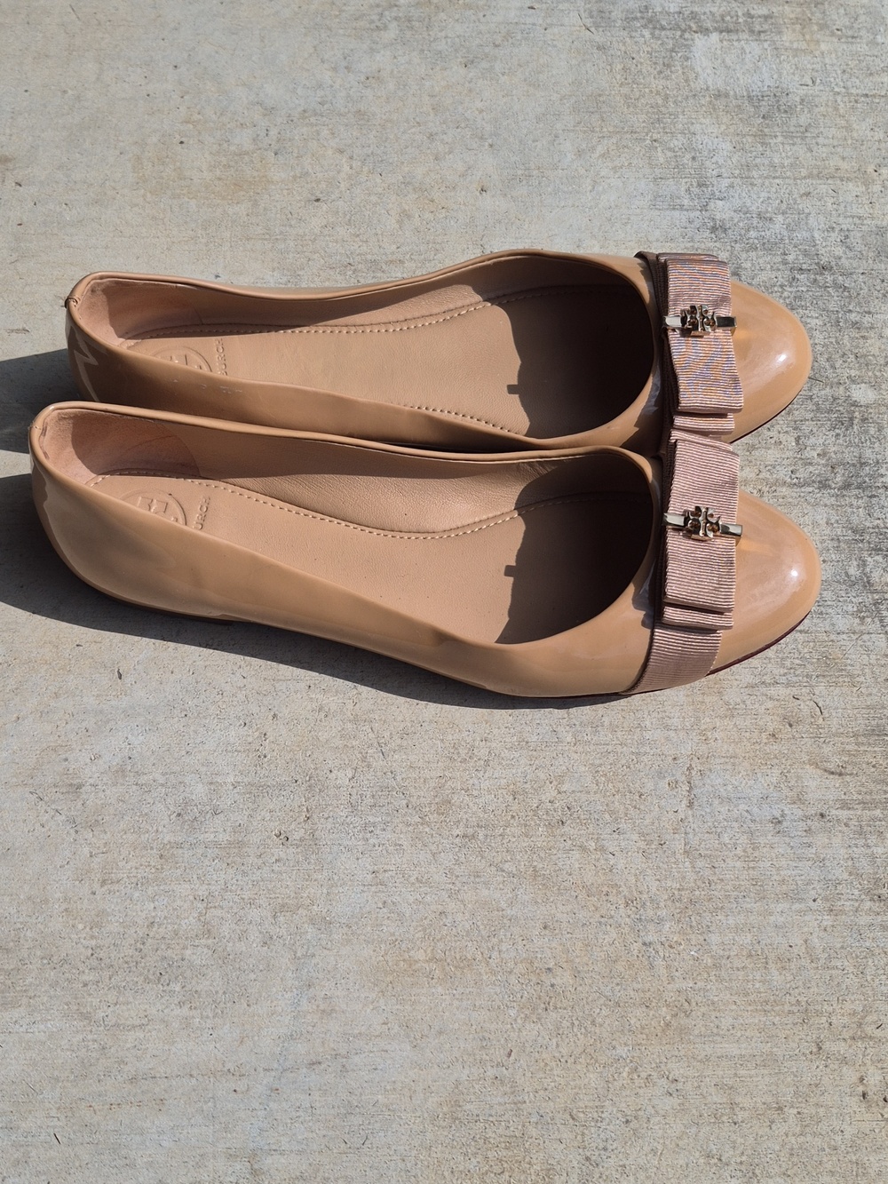 Tory Burch Trudy Nude Patent Leather Bow Ballet Flats - Picture 6 of 11